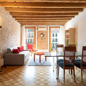 enjoy-home-appartamento-orologio-piazza-dei-signori.hotelinveneto.com/